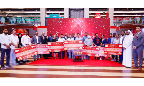 റമദാൻ ഗോൾഡ് റാഫിൾ ഡ്രോ വിജയികൾക്ക് സമ്മാനങ്ങൾ നൽകി