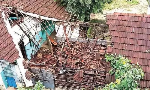 കാറ്റും മഴയും; ബ്ലാങ്ങാട് ബീച്ചിലെ സ്കൂള്‍ കെട്ടിടം തകര്‍ന്നു