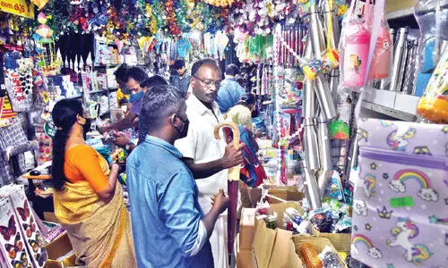 രണ്ട്​ വർഷത്തിനിപ്പുറം സ്കൂൾ വിപണി സജീവം