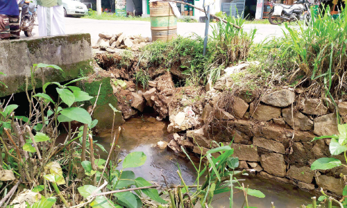 ക​രി​ങ്ക​ൽ​ക്കെ​ട്ട് ഇ​ടി​ഞ്ഞു; കൊ​ട​ക​ര-​വെ​ള്ളി​ക്കു​ള​ങ്ങ​ര റോ​ഡ് അ​പ​ക​ടാ​വ​സ്ഥ​യി​ല്‍