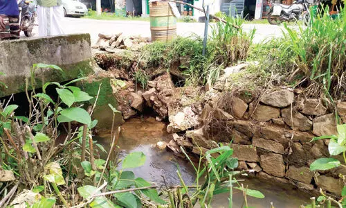 ക​രി​ങ്ക​ൽ​ക്കെ​ട്ട് ഇ​ടി​ഞ്ഞു; കൊ​ട​ക​ര-​വെ​ള്ളി​ക്കു​ള​ങ്ങ​ര റോ​ഡ് അ​പ​ക​ടാ​വ​സ്ഥ​യി​ല്‍
