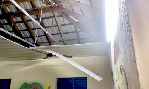 ലക്ഷങ്ങള്‍ മുടക്കി നവീകരിച്ച സ്‌കൂൾ കെട്ടിടം തകർച്ചയിൽ