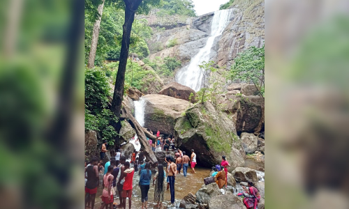 പാ​ല​രു​വി​യി​ൽ സ​ഞ്ചാ​രി​ക​ളു​ടെ തി​ര​ക്ക്കൂ​ടി; സു​ര​ക്ഷാ​ഭീഷ​ണി​യും