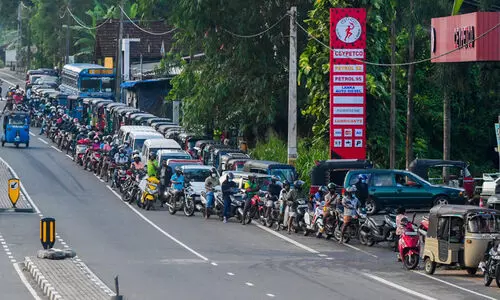 ശ്രീലങ്കയിൽ പെട്രോൾ ലിറ്ററിന് 420 രൂപ, ഡീസലിന് 400 രൂപ
