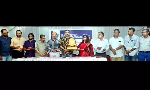 ദേ​വ​ദാ​സ് വി.​എ​മ്മി​ന് കെ.​എ. കൊ​ടു​ങ്ങ​ല്ലൂ​ർ-​മാ​ധ്യ​മം പു​ര​സ്കാ​രം സ​മ​ർ​പ്പി​ച്ചു