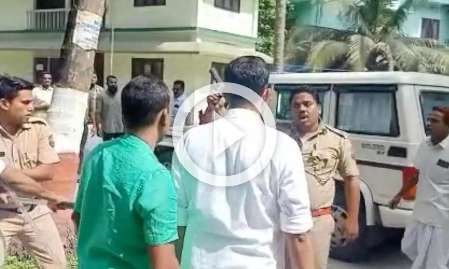 സമരക്കാർക്കുനേരെ തോക്കുചൂണ്ടി കവരത്തി എസ്.ഐ