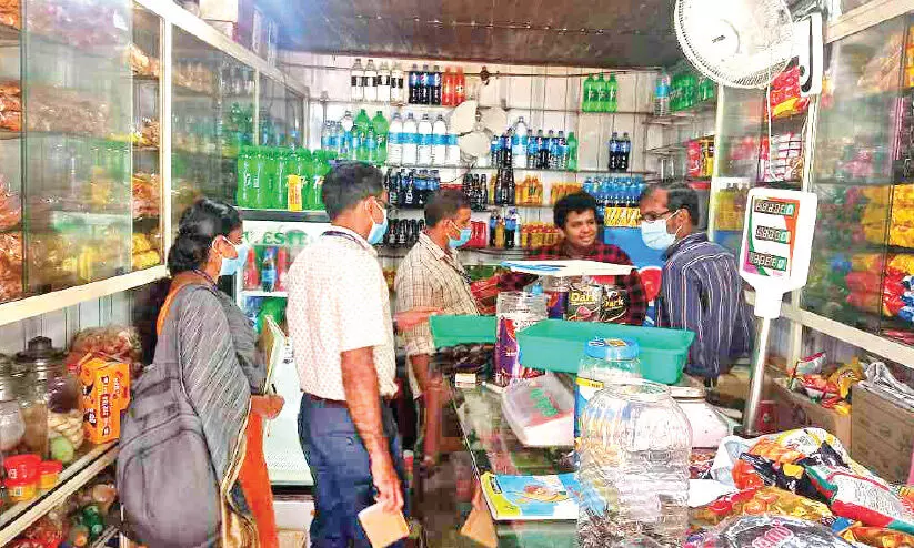 തൊട്ടിൽപാലത്ത് മൂന്ന് ഹോട്ടലും ഇറച്ചിക്കടയും പൂട്ടാൻ നിർദേശം തൊട്ടിൽപാലത്ത് മൂന്ന് ഹോട്ടലും ഇറച്ചിക്കടയും പൂട്ടാൻ നിർദേശം