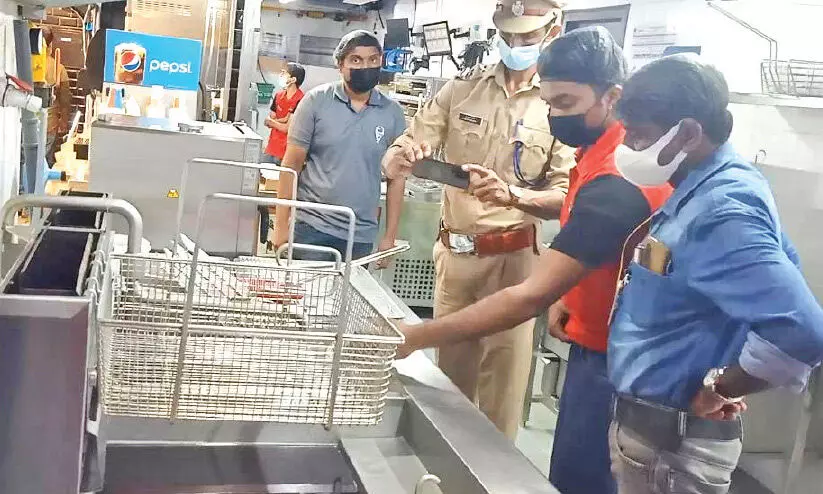 ഹോട്ടലുകളിലും ബേക്കറികളിലും പരിശോധന ഹോട്ടലുകളിലും ബേക്കറികളിലും പരിശോധന