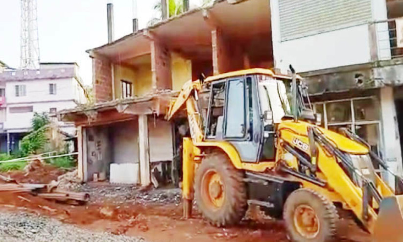 ദേശീയപാത വികസനം; കരിവെള്ളൂരിൽ കടക്കാരെ ഒഴിപ്പിച്ചു ദേശീയപാത വികസനം; കരിവെള്ളൂരിൽ കടക്കാരെ ഒഴിപ്പിച്ചു