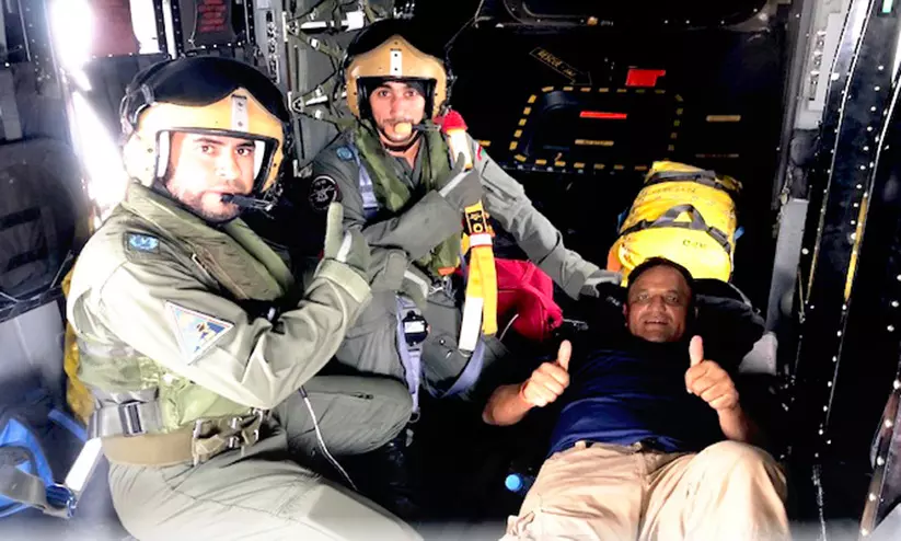 ഇന്ത്യൻ കപ്പലിലെ കാലൊടിഞ്ഞ നാവികനെ രക്ഷിച്ചു ഇന്ത്യൻ കപ്പലിലെ കാലൊടിഞ്ഞ നാവികനെ രക്ഷിച്ചു