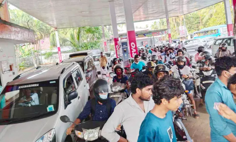പെട്രോളിനും ഡീസലിനും വൻ വിലക്കുറവ്; മാഹിയിലെ പമ്പുകളിൽ തിരക്കോടെ തിരക്ക്