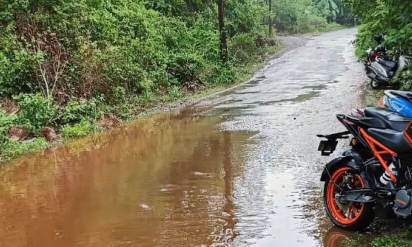 നീ​ലേ​ശ്വ​രത്ത് ഓടകൾ അടച്ചു​; മലിനജലം റോഡിൽ
