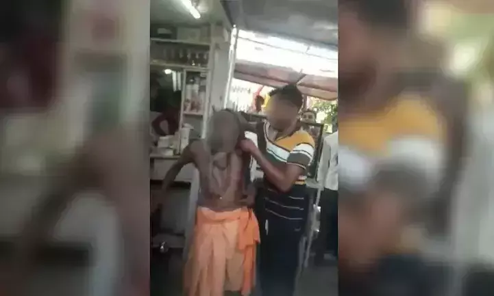 മധ്യപ്രദേശിൽ ഭിക്ഷാടകനെ മർദ്ദിച്ച് മുടിമുറിക്കുന്ന ദൃശ്യങ്ങൾ പുറത്ത് മധ്യപ്രദേശിൽ ഭിക്ഷാടകനെ മർദ്ദിച്ച് മുടിമുറിക്കുന്ന ദൃശ്യങ്ങൾ പുറത്ത്