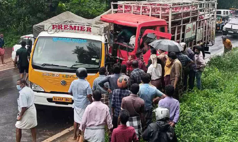 ദേശീയപാതയിൽ ലോറികൾ കൂട്ടിയിടിച്ച് ഒരാൾക്ക് പരിക്ക് ദേശീയപാതയിൽ ലോറികൾ കൂട്ടിയിടിച്ച് ഒരാൾക്ക് പരിക്ക്
