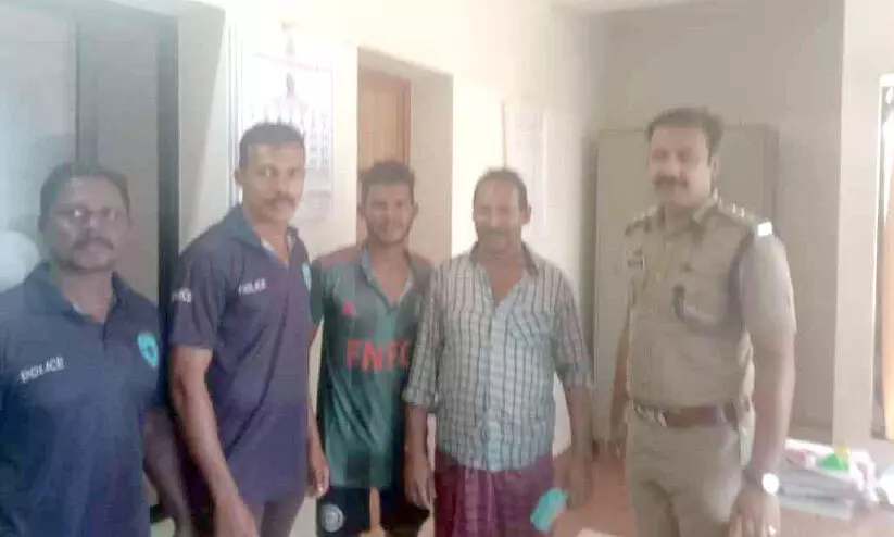 എൻജിൻ തകരാറിലായ വള്ളത്തിൽനിന്ന് മത്സ്യത്തൊഴിലാളികളെ രക്ഷപ്പെടുത്തി എൻജിൻ തകരാറിലായ വള്ളത്തിൽനിന്ന് മത്സ്യത്തൊഴിലാളികളെ രക്ഷപ്പെടുത്തി