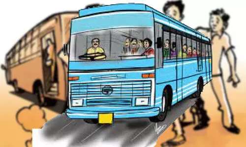 ബസുകൾ തമ്മിൽ മത്സര ഓട്ടം, ഡ്രൈവർക്ക് മർദനം; യാത്രക്കാരി രക്ഷപ്പെട്ടത് തലനാരിഴക്ക്