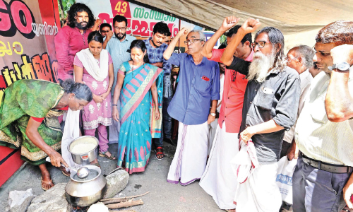 കലക്ടറേറ്റ് പടിക്കല്‍ കാട്ടുനായ്ക്ക കുടുംബങ്ങളുടെ കഞ്ഞിവെപ്പുസമരം