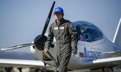 ലോകത്തെ പ്രായംകുറഞ്ഞ പൈലറ്റ് ഒമാനിൽ എത്തുന്നു