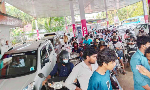 പെട്രോളിനും ഡീസലിനും വൻ വിലക്കുറവ്; മാഹിയിലെ പമ്പുകളിൽ തിരക്കോടെ തിരക്ക്