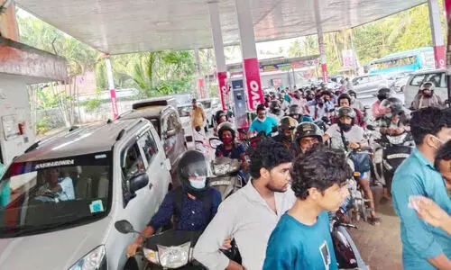 പെട്രോളിനും ഡീസലിനും വൻ വിലക്കുറവ്; മാഹിയിലെ പമ്പുകളിൽ തിരക്കോടെ തിരക്ക്