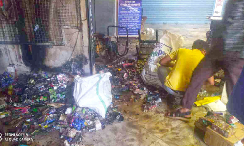 വ്യാപാര സമുച്ചയത്തിൽ തീപിടിത്തം; ലക്ഷങ്ങളുടെ നഷ്ടം വ്യാപാര സമുച്ചയത്തിൽ തീപിടിത്തം; ലക്ഷങ്ങളുടെ നഷ്ടം