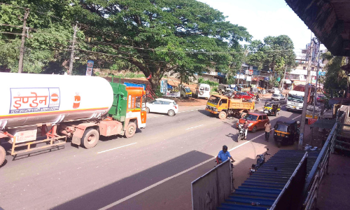 ചെറുവത്തൂർ-കയ്യൂർ റോഡിൽ അപകടം പതിയിരിപ്പുണ്ട്