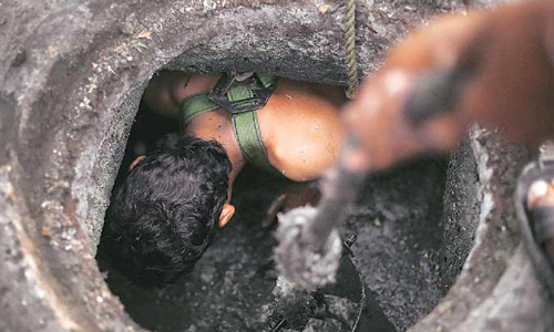 ഓട വൃത്തിയാക്കാൻ ഒറ്റത്തോർത്ത്; മനുഷ്യാവകാശ കമീഷൻ കേസെടുത്തു ഓട വൃത്തിയാക്കാൻ ഒറ്റത്തോർത്ത്; മനുഷ്യാവകാശ കമീഷൻ കേസെടുത്തു