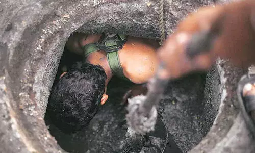 ഓട വൃത്തിയാക്കാൻ ഒറ്റത്തോർത്ത്; മനുഷ്യാവകാശ കമീഷൻ കേസെടുത്തു ഓട വൃത്തിയാക്കാൻ ഒറ്റത്തോർത്ത്; മനുഷ്യാവകാശ കമീഷൻ കേസെടുത്തു