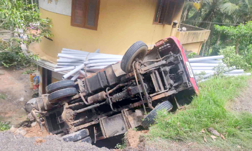 ലോറി വീടിന് മുകളിലേക്ക് മറിഞ്ഞ് അപകടം