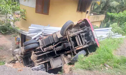 ലോറി വീടിന് മുകളിലേക്ക് മറിഞ്ഞ് അപകടം