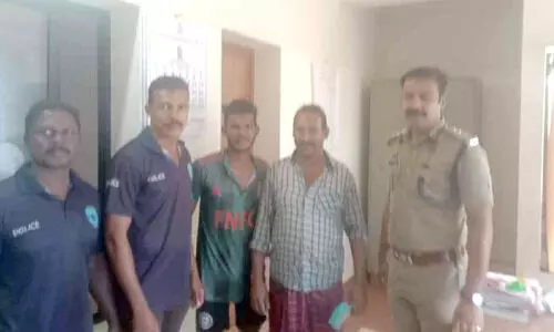 എ​ൻ​ജി​ൻ ത​ക​രാ​റിലായ വ​ള്ള​ത്തി​ൽ​നി​ന്ന് മത്സ്യത്തൊഴിലാളികളെ രക്ഷപ്പെടുത്തി