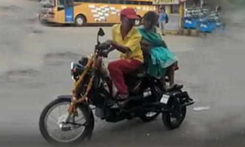 ഭാര്യക്ക് നടുവേദന; 90000 രൂപയുടെ മോപഡ് വാങ്ങി നൽകി യാചകൻ