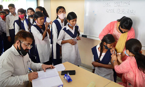 15-18 പ്രായക്കാരിൽ 80 ശതമാനം പേർക്കും കോവിഡ് ആദ്യ ഡോസ് വാക്സിൻ ലഭിച്ചു​വെന്ന് കേന്ദ്രം