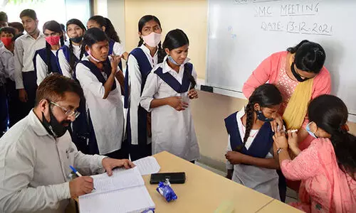 15-18 പ്രായക്കാരിൽ 80 ശതമാനം പേർക്കും കോവിഡ് ആദ്യ ഡോസ് വാക്സിൻ ലഭിച്ചു​വെന്ന് കേന്ദ്രം