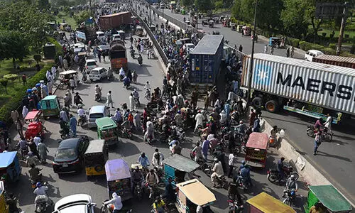 ഇംറാൻ ഖാന്‍റെ പ്രതിഷേധ മാർച്ചിന് മുന്നേടിയായി തലസ്ഥാനത്തേക്കുള്ള റോഡുകൾ തടഞ്ഞ് പാക് പൊലീസ്