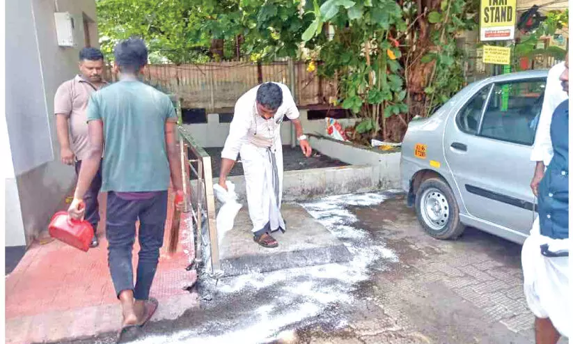 വഴിയോര വിശ്രമകേന്ദ്രത്തിലെ ശുചിമുറി മാലിന്യം പുറത്തേക്കൊഴുകി;. മൂക്കുപൊത്തി ജനം