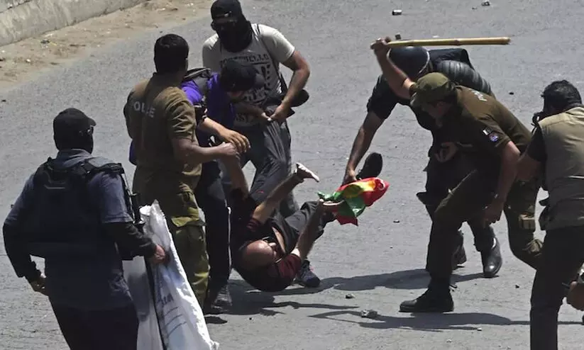 ഇംറാൻ ഖാൻ അനുകൂലികളുടെ പ്രതിഷേധ മാർച്ചിൽ വ്യാപക സംഘർഷം; മെട്രോ സ്റ്റേഷന് തീയിട്ടു