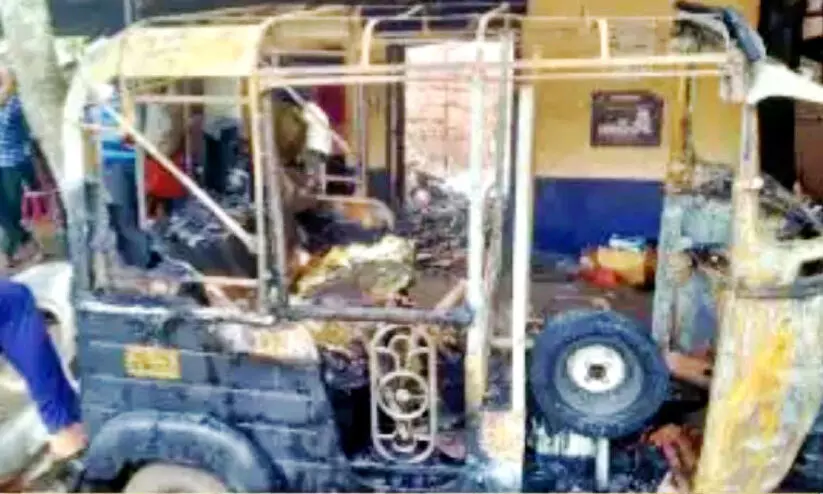 ഗാരേജിന് തീപിടിച്ചു: രണ്ട് ഓട്ടോറിക്ഷകള്‍ കത്തിനശിച്ചു