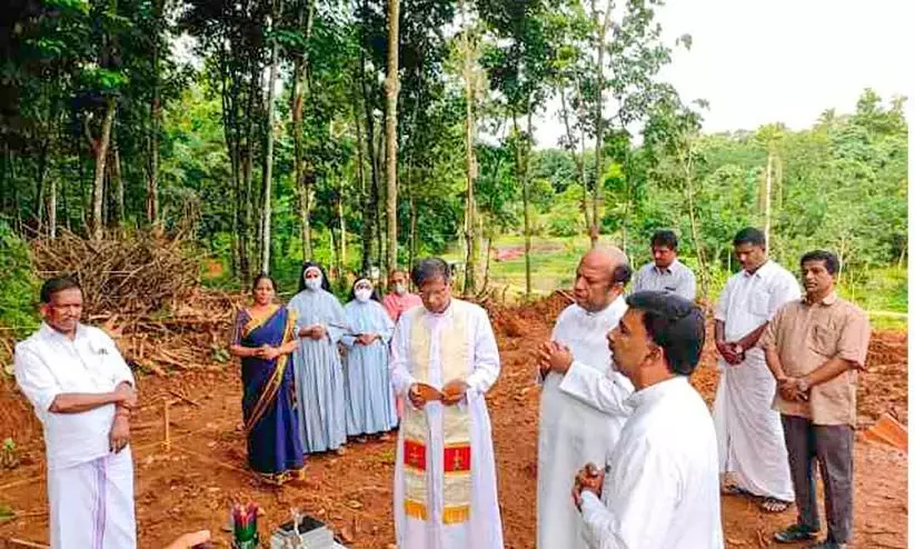 മഴവിൽ സന്തോഷം; നാല് കുടുംബങ്ങൾക്ക് വീടൊരുങ്ങുന്നു മഴവിൽ സന്തോഷം; നാല് കുടുംബങ്ങൾക്ക് വീടൊരുങ്ങുന്നു