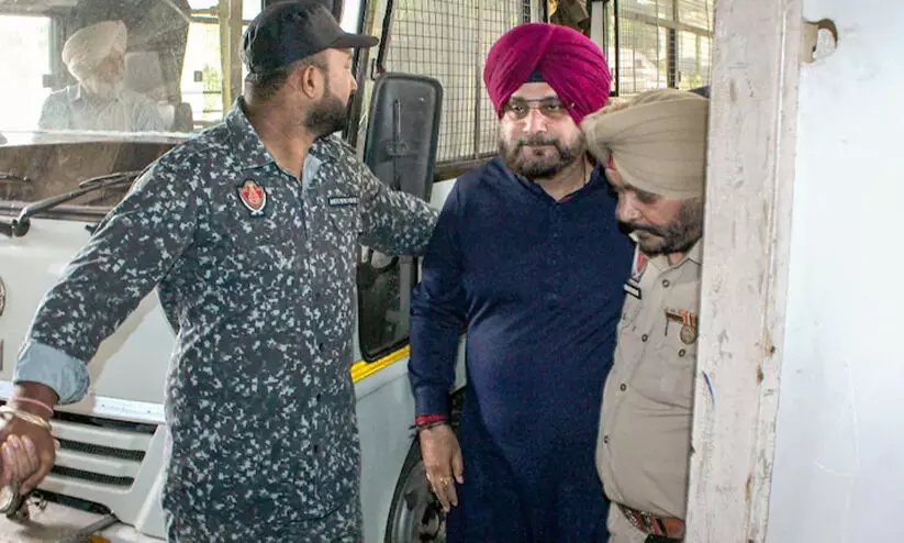 പട്യാല ജയിലിൽ 90 രൂപ ദിവസ കൂലിയിൽ ക്ലർക്കായി സിദ്ദു