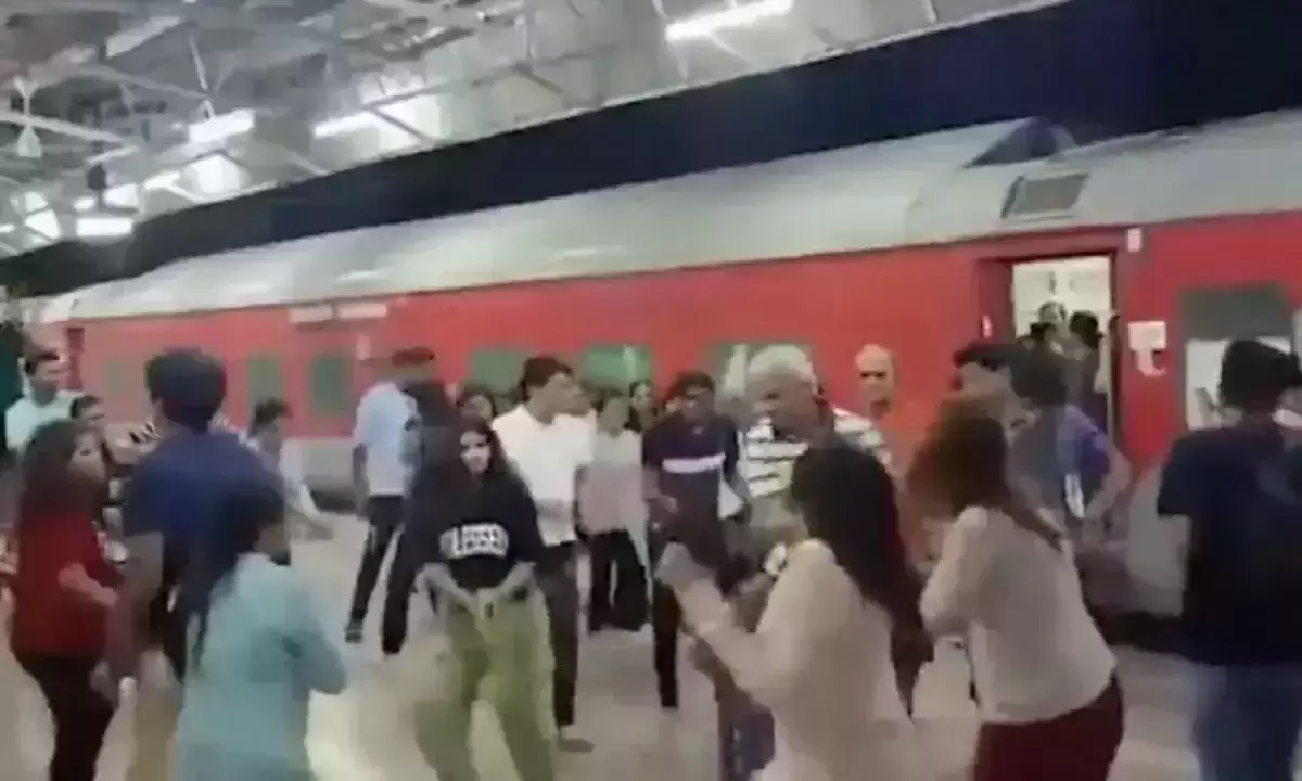 ട്രെയിൻ 20 മിനിറ്റ് നേരത്തെ സ്റ്റേഷനിലെത്തി; നൃത്തം ചെയ്ത് ആഘോഷമാക്കി യാത്രക്കാർ ട്രെയിൻ 20 മിനിറ്റ് നേരത്തെ സ്റ്റേഷനിലെത്തി; നൃത്തം ചെയ്ത് ആഘോഷമാക്കി യാത്രക്കാർ