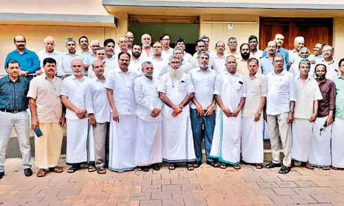 പത്താം ക്ലാസുകാരനായി ഓർമകളുടെ തണലിൽ എം.എൽ.എ സഹപാഠികൾക്കൊപ്പം