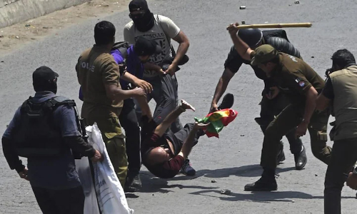 ഇംറാൻ ഖാൻ അനുകൂലികളുടെ പ്രതിഷേധ മാർച്ചിൽ വ്യാപക സംഘർഷം; മെട്രോ സ്റ്റേഷന് തീയിട്ടു ഇംറാൻ ഖാൻ അനുകൂലികളുടെ പ്രതിഷേധ മാർച്ചിൽ വ്യാപക സംഘർഷം; മെട്രോ സ്റ്റേഷന് തീയിട്ടു