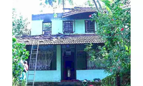 എലാങ്കോട് ഇരുനില വീടിന് തീപിടിച്ചു; ഒഴിവായത് വൻ ദുരന്തം എലാങ്കോട് ഇരുനില വീടിന് തീപിടിച്ചു; ഒഴിവായത് വൻ ദുരന്തം