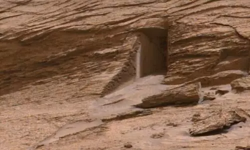 ചൊവ്വയിലെ ദുരൂഹ വാതിൽ അന്യഗ്രഹ ജീവികളുടേതോ? നാസ വ്യക്തമാക്കുന്നത് ഇങ്ങനെ