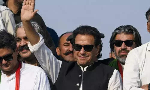 സമരം അവസാനിപ്പിച്ച് ഇംറാൻ ഖാൻ; ആറ് ദിവസത്തിനുള്ളിൽ തെരഞ്ഞെടുപ്പ് പ്രഖ്യാപിച്ചില്ലെങ്കിൽ കൂടുതൽ പ്രതിഷേധങ്ങൾ നേരിടേണ്ടി വരുമെന്ന് മുന്നറിയിപ്പ്