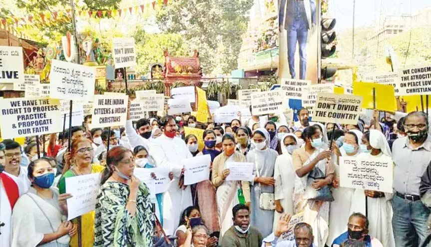 പാഠപുസ്തകത്തിലെ കർണാടകയും കർണാടകയിലെ പാഠങ്ങളും പാഠപുസ്തകത്തിലെ കർണാടകയും കർണാടകയിലെ പാഠങ്ങളും