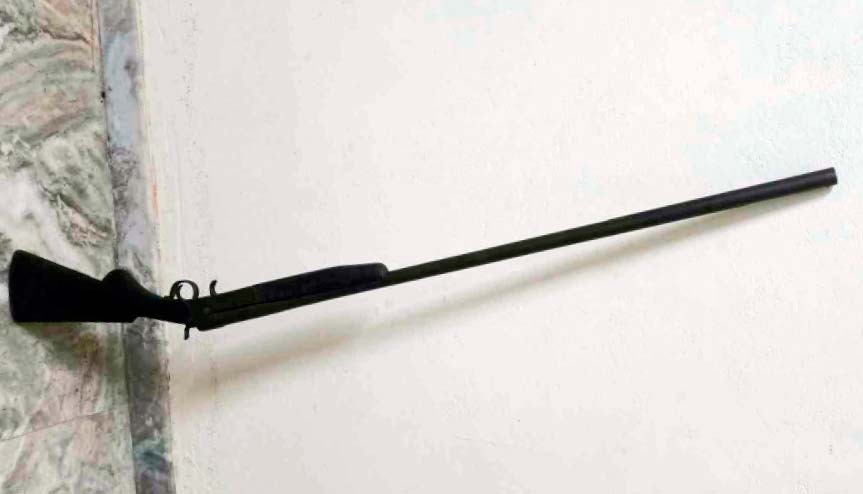 എക്സൈസ് സംഘത്തിനുനേരെ തോക്ക് വലിച്ചെറിഞ്ഞ് നായാട്ടുസംഘം രക്ഷപ്പെട്ടു എക്സൈസ് സംഘത്തിനുനേരെ തോക്ക് വലിച്ചെറിഞ്ഞ് നായാട്ടുസംഘം രക്ഷപ്പെട്ടു