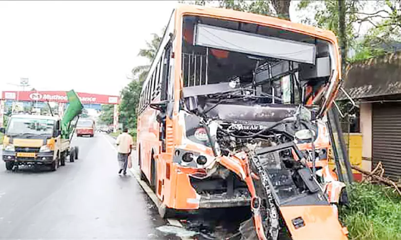 സ്വിഫ്​റ്റ്​ ബസ് കണ്ടെയ്​നർ ലോറിക്ക്​ പിന്നിലിടിച്ച്​ ജനപ്രതിനിധികളടക്കം 20ഓളം പേർക്ക് പരിക്ക്