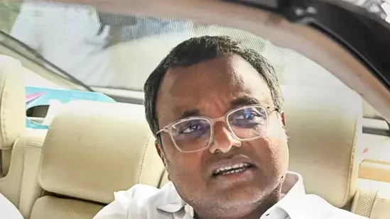 റെയ്ഡിനിടെ പാർലമെന്ററി സ്റ്റാൻഡിങ് കമ്മിറ്റിയുടെ രഹസ്യരേഖകൾ സി.ബി.ഐ പിടിച്ചെടുത്തു; പരാതിയുമായി കാർത്തി റെയ്ഡിനിടെ പാർലമെന്ററി സ്റ്റാൻഡിങ് കമ്മിറ്റിയുടെ രഹസ്യരേഖകൾ സി.ബി.ഐ പിടിച്ചെടുത്തു; പരാതിയുമായി കാർത്തി